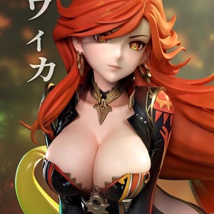 Może przedstawiać: Szczegółowa figurka kobiety z długimi, płynącymi rudymi włosami i bursztynowymi oczami. Nosi czarno-złoty strój ze skomplikowanymi wzorami. Obraz zawiera japoński tekst po lewej stronie.