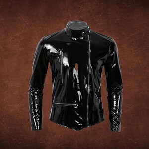 Könnte beinhalten: Eine glänzende schwarze Jacke mit hohem Kragen und asymmetrischem Reißverschluss. Die langärmlige Jacke hat ein glänzendes, lacklederartiges Aussehen und eine taillierte Passform. Das Design der Jacke umfasst einen diagonalen Reißverschluss und eine elegante, moderne Ästhetik.
