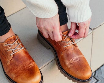 Chaussures derby femme en cuir camel : richelieus à lacets faits main