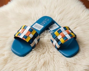 Sandálias de verão com tiras múltiplas em couro trançado, em cores vibrantes como roxo, amarelo e azul, com bico quadrado e estilo boho | Sandálias confortáveis feitas à mão