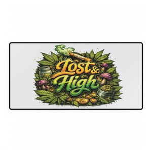 Könnte beinhalten: Rechteckige Schreibtischunterlage mit einer farbenfrohen Illustration. Das Design zeigt den Text "Lost & High", Cannabisblätter, Pilze, einen angezündeten Joint und Kräuterbehälter, vor weißem Hintergrund.