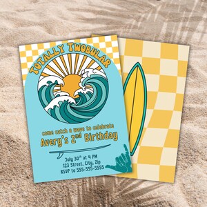 Puede incluir: Dos invitaciones con temática playera. Una es azul claro con un gráfico de olas y sol y el texto "TOTALLY TWOBULAR" y "Avery's 2nd Birthday". La otra es amarilla con un gráfico de tabla de surf y un patrón de cuadros.