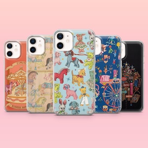 Puede incluir: Cinco fundas para teléfono con diseños coloridos. Una funda presenta un carrusel, otras muestran ilustraciones de juguetes vintage de animales y una noria. Las fundas tienen un borde transparente y están sobre un fondo rosa.