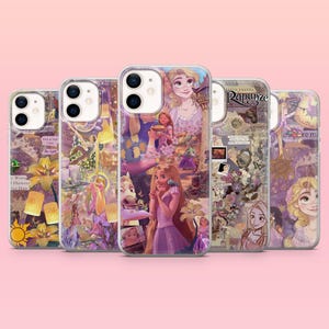 Könnte beinhalten: Fünf transparente Handyhüllen mit Designs zum Thema Rapunzel. Jede Hülle zeigt eine andere Collage von Bildern, darunter Rapunzel, Blumen und Text. Die Hüllen haben eine glänzende Oberfläche und sind vor einem rosa Hintergrund platziert.