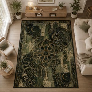 Puede incluir: Una alfombra rectangular con una paleta de colores verde oscuro y beige que presenta un diseño central de rosetón gótico, un dragón, una serpiente, un cráneo humano y motivos celestiales de luna y estrellas integrados en un follaje denso.