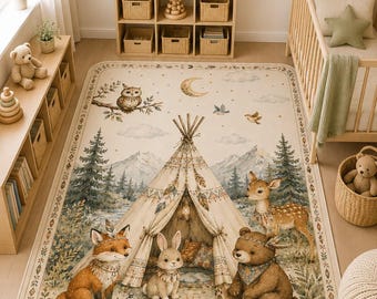 Puede incluir: Una alfombra rectangular con una escena de bosque que presenta un tipi central, una fogata y animales del bosque, incluyendo un zorro, un conejo, un oso y un ciervo. El diseño incluye montañas, pinos, una luna creciente y estrellas.