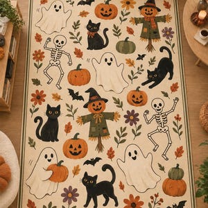 Op de afbeelding: Een rechthoekig vloerkleed met een crèmekleurige achtergrond en een herhalend Halloween-patroon. Het ontwerp bevat zwarte katten, witte geesten, skeletten, pompoenen, vogelverschrikkers, vleermuizen, oranje en paarse bloemen en herfstbladeren.