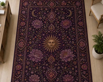 Puede incluir: Una alfombra rectangular con fondo morado oscuro que presenta un motivo central de sol con rostro, rodeado de intrincados patrones florales, flores de loto en flor y símbolos de media luna, enmarcado por un borde decorativo detallado.
