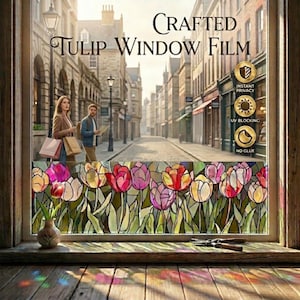 Puede incluir: Película para ventana con un patrón de tulipanes estilo vitral en tonos rojo, rosa, amarillo y blanco con tallos verdes. El texto dice Crafted Tulip Window Film, Instant Privacy, UV Blocking y No Glue, sobre una escena de calle.