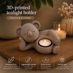 Könnte beinhalten: Ein 3D-gedruckter Teelichthalter in Form eines schlafenden Koalas mit einer strukturierten, matten beigen Oberfläche. Der Koala liegt auf der Seite und hat eine kreisförmige Öffnung im Körper, die für ein kleines, rundes weißes Teelicht gedacht ist.