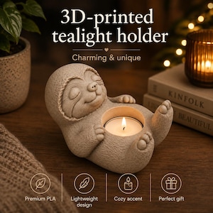 Peut inclure: Un bougeoir chauffe-plat beige imprimé en 3D en forme de paresseux endormi avec une surface texturée. Le paresseux est allongé sur le dos, les bras et les jambes levés, avec une ouverture circulaire au centre contenant une petite bougie blanche allumée.