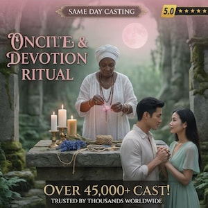 Könnte beinhalten: Eine Person in weißem Turban und Tunika führt ein Ritual an einem Steinaltar mit Kerzen und Blumen durch. Text: SAME DAY CASTING, ONCILE & DEVOTION RITUAL, OVER 45,000+ CAST! TRUSTED BY THOUSANDS WORLDWIDE. Ein Paar steht daneben und hält Händchen.