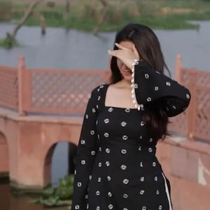 Zwarte Bandhani Kurti met korsetrug | Top met diepe U-hals en wijd uitlopende mouwen