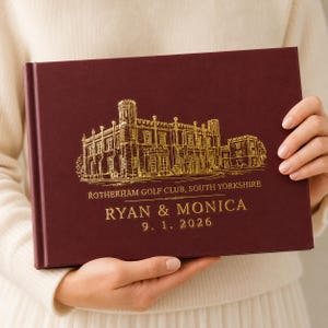 Może przedstawiać: Bordowa książka w twardej oprawie ze złotym rysunkiem liniowym budynku na okładce. Tekst brzmi ROTHERHAM GOLF CLUB, SOUTH YORKSHIRE, RYAN & MONICA oraz 9. 1. 2026, zapisany złotą czcionką szeryfową poniżej ilustracji.