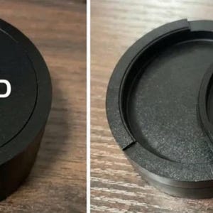 Puede incluir: Embalaje de producto negro y redondo con la palabra "INCLUIDO" en texto blanco. El embalaje se muestra tanto cerrado como abierto, revelando una segunda pieza con las palabras "GRABADO EXTRA" en blanco.