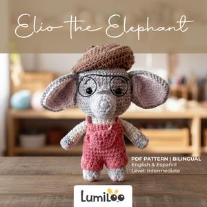 Puede incluir: Un juguete de elefante tejido a ganchillo llamado "Elio the Elephant" con boina marrón, gafas redondas y peto rosa. La imagen incluye el texto "PDF PATTERN | BILINGUAL English & Español Level: Intermediate" y el logo de LumiLoo.