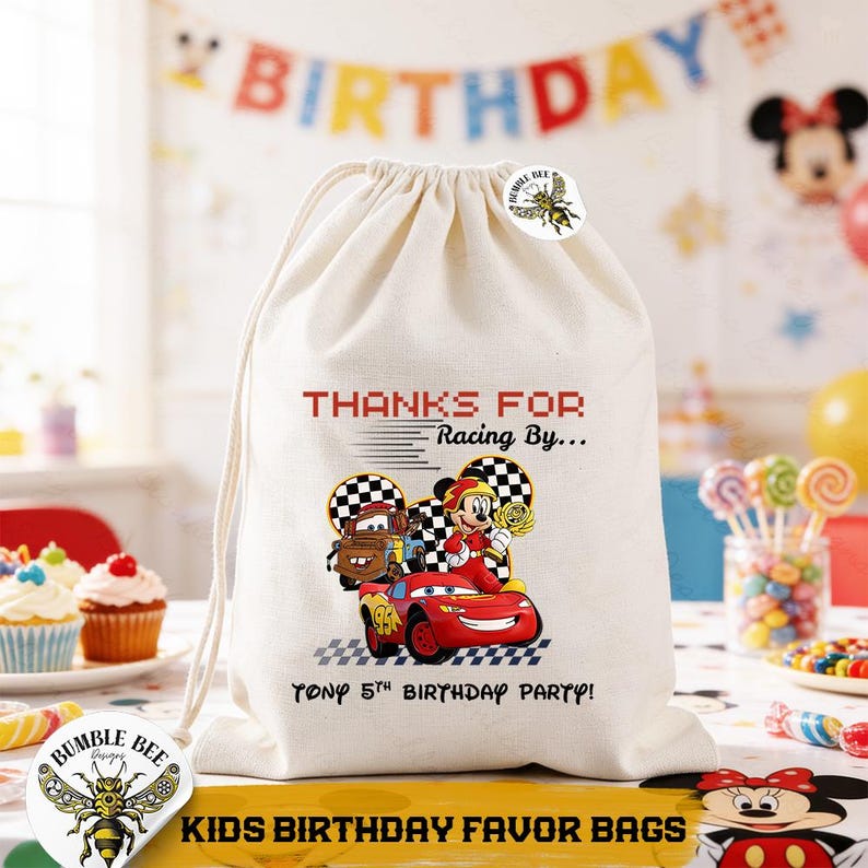 K&ouml;nnte beinhalten: Ein cremefarbener Kordelzug-Geschenkebeutel mit Cars-Motiv. Die Tasche zeigt eine Grafik von Lightning McQueen, Hook und Mickey Mouse. Der Text auf der Tasche lautet: "THANKS FOR Racing By... TONY 5TH BIRTHDAY PARTY!" Auf der Tasche befindet sich ein Bumble Bee-Aufkleber.