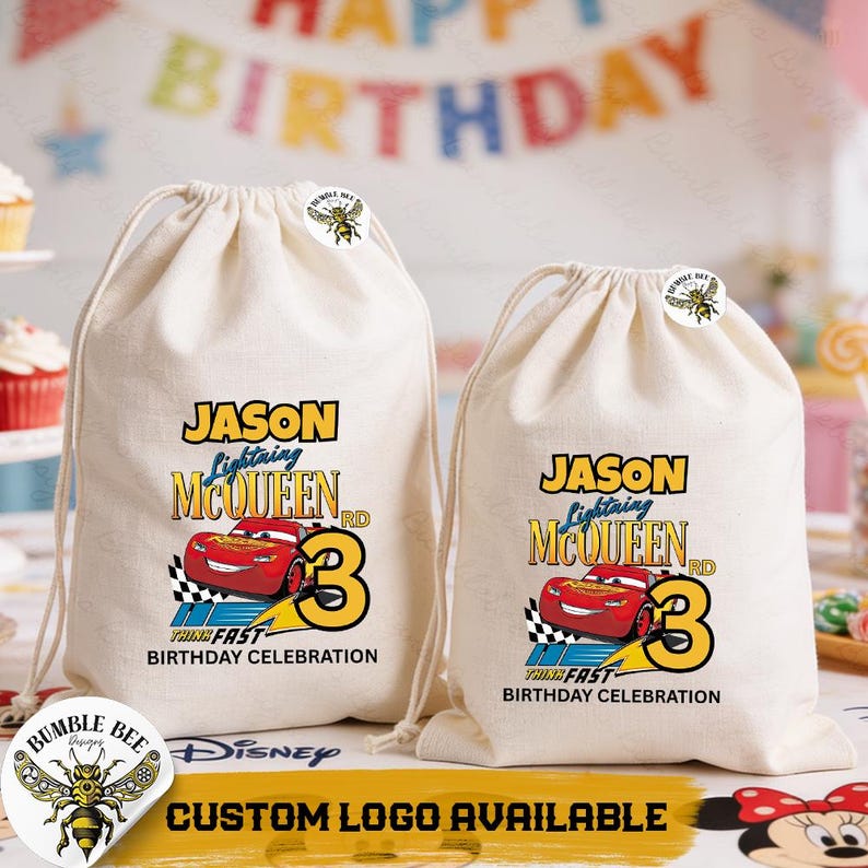 Puede incluir: Dos bolsas beige con cord&oacute;n y dise&ntilde;o de Rayo McQueen. Cada bolsa presenta el nombre "Jason", el n&uacute;mero "3" y el texto "Think Fast Birthday Celebration". Se ve un logotipo de Bumble Bee.