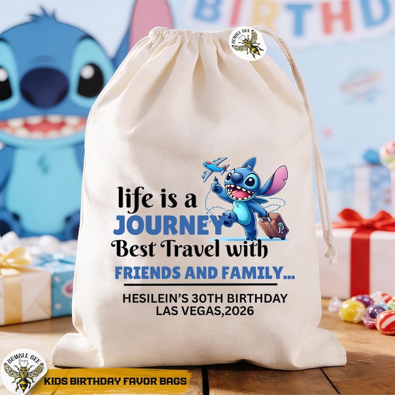 Może przedstawiać: Beżowa torba ze sznurkiem z niebieską postacią z kresk&oacute;wki trzymającą walizkę i samolot. Tekst na torbie brzmi "life is a JOURNEY Best Travel with FRIENDS AND FAMILY..." oraz "HESILEIN'S 30TH BIRTHDAY LAS VEGAS, 2026."