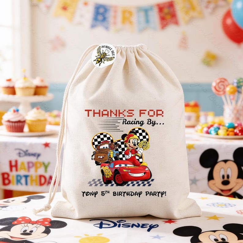 K&ouml;nnte beinhalten: Ein beiger Kordelzugbeutel mit einer farbenfrohen Grafik von Disney Cars-Charakteren, darunter Lightning McQueen. Der Text "THANKS FOR Racing By..." und "TONY 5TH BIRTHDAY PARTY!" sind auf der Tasche aufgedruckt. Ein "BUMBLE BEE"-Aufkleber befindet sich oben.