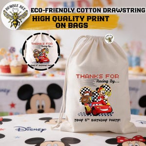K&ouml;nnte beinhalten: Beige Kordelzugbeutel mit farbenfrohem Aufdruck eines roten Rennwagens, einer Zeichentrickfigur und dem Text "THANKS FOR Racing By... TONY 5TH BIRTHDAY PARTY!". Hergestellt aus umweltfreundlicher Baumwolle mit hochwertigem Druck.