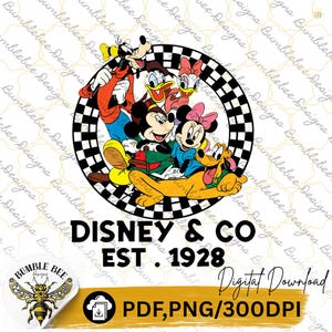 Puede incluir: Una descarga digital con una colorida ilustración de personajes de Disney, incluyendo Mickey y Minnie Mouse, Donald Duck y Goofy, dentro de un círculo a cuadros blanco y negro. El texto "DISNEY & CO EST. 1928" está debajo, con "Digital Download" e información del tipo de archivo.