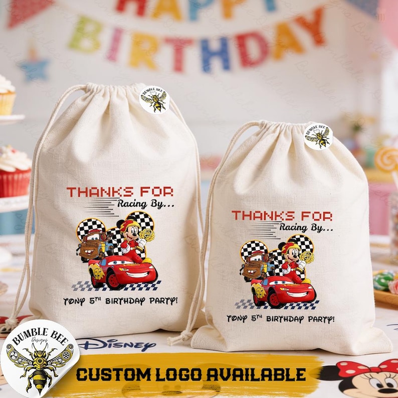 K&ouml;nnte beinhalten: Zwei beigefarbene Kordelzugbeutel mit Cars-Motiv. Die Beutel zeigen den Text "THANKS FOR Racing By..." und "TONY 5TH BIRTHDAY PARTY!" mit Illustrationen von Hook, Mickey Mouse und Lightning McQueen. Ein Bumble Bee-Logo und "CUSTOM LOGO AVAILABLE" sind ebenfalls sichtbar.
