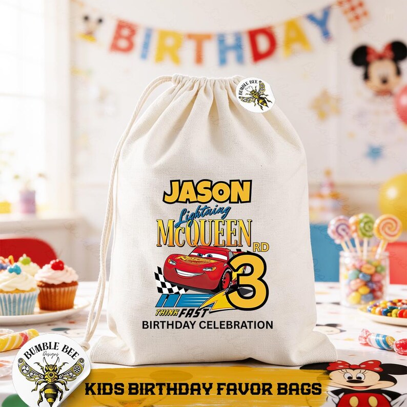 Puede incluir: Una bolsa con cord&oacute;n de color crema con un dise&ntilde;o de Lightning McQueen, el nombre "JASON" y el n&uacute;mero "3". La bolsa incluye el texto "THINK FAST BIRTHDAY CELEBRATION" y "KIDS BIRTHDAY FAVOR BAGS". Tambi&eacute;n es visible un logotipo de Bumble Bee.