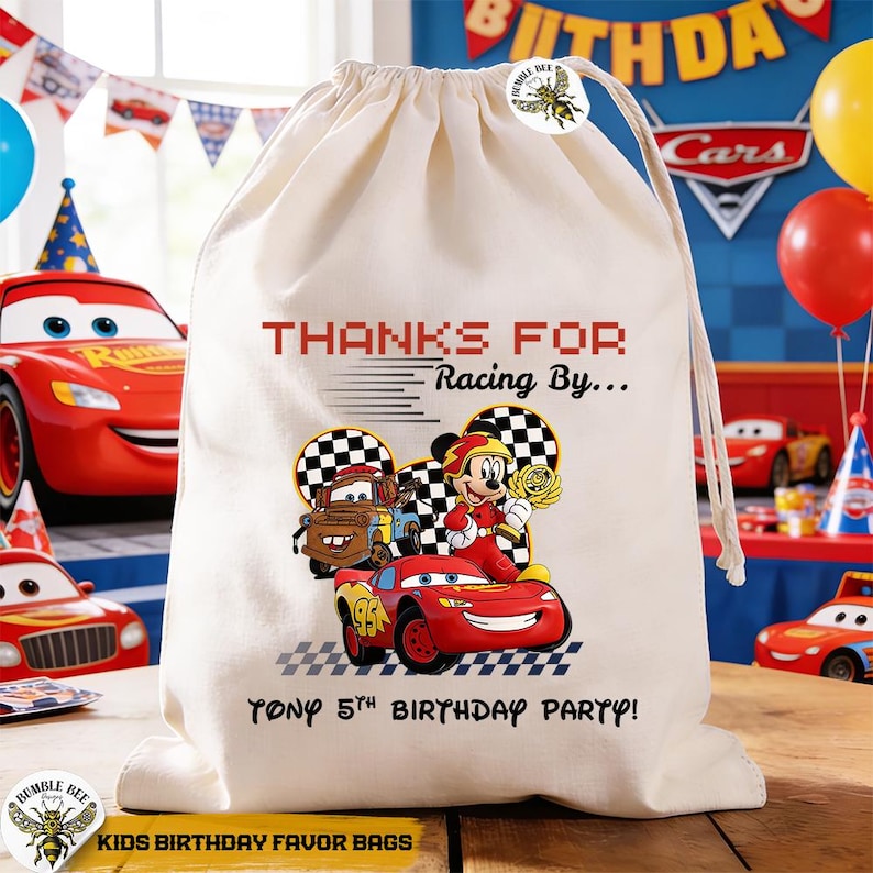 K&ouml;nnte beinhalten: Ein cremefarbener Kordelzugbeutel mit Cars-Motiv. Der Beutel tr&auml;gt den roten Aufdruck "THANKS FOR Racing By..." und "TONY 5TH BIRTHDAY PARTY!". Das Design umfasst Illustrationen von Lightning McQueen, Hook und Mickey Mouse.