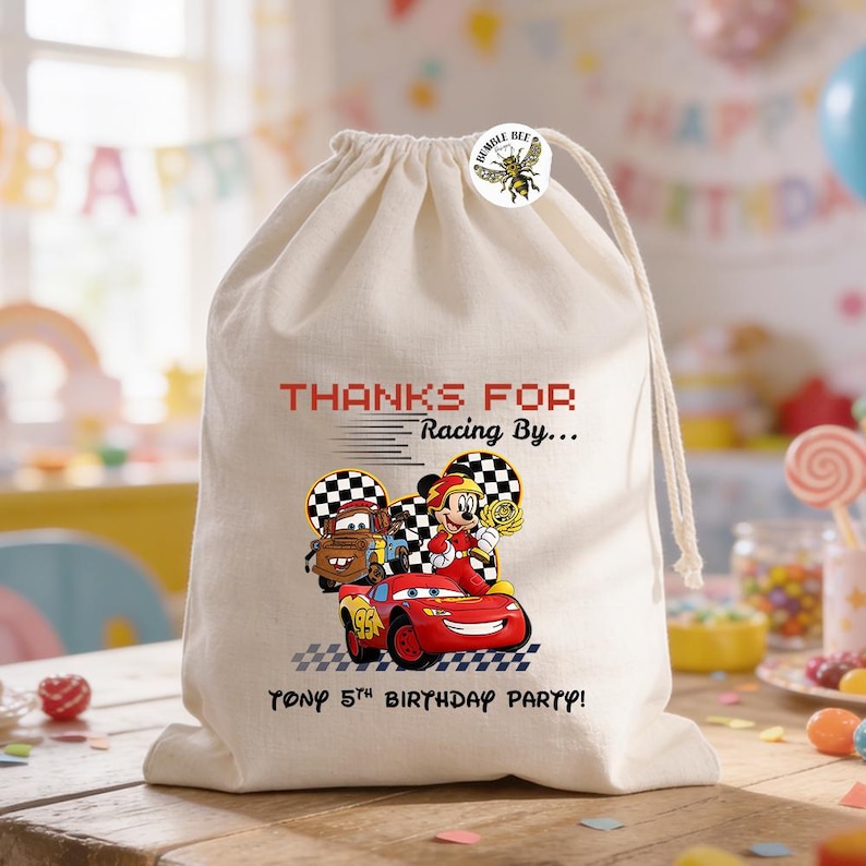 K&ouml;nnte beinhalten: Beige Kordelzugbeutel mit einem bunten Cartoon-Autodesign und dem Text "THANKS FOR Racing By... TONY 5TH BIRTHDAY PARTY!". Der Beutel hat einen "BUMBLE BEE" Aufkleber.