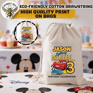 Puede incluir: Una bolsa de cord&oacute;n de lona natural con un gr&aacute;fico colorido de Rayo McQueen y el texto "Jason Lightning McQueen 3rd Birthday Celebration". La bolsa tambi&eacute;n tiene el texto "Think Fast". La bolsa es ecol&oacute;gica y tiene una impresi&oacute;n de alta calidad.