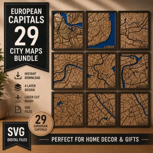 Op de afbeelding: Een verzameling van negen houten stadskaarten in lijsten, met steden als Amsterdam, Lissabon en Berlijn. De kaarten hebben een gedetailleerd, lasergesneden ontwerp met blauwe accenten. De tekst luidt "EUROPEAN CAPITALS 29 CITY MAPS BUNDLE" en "SVG DIGITAL FILES".