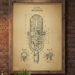 Puede incluir: Impresión enmarcada de patente de micrófono vintage. El diagrama está en tinta negra sobre un fondo beige, con dibujos técnicos detallados y etiquetas. El marco es de madera y está colgado en una pared de ladrillo.