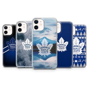 Puede incluir: Una colección de cinco fundas para teléfono con el logotipo de los Toronto Maple Leafs. Las fundas muestran varios diseños, incluyendo un esquema de color azul y blanco, un paisaje de montaña y un patrón temático de invierno. Cada funda tiene el logotipo del equipo.