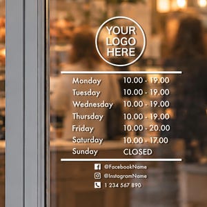 Könnte beinhalten: Ein weißer Vinyl-Fensteraufkleber mit einem kreisförmigen Logo-Platzhalter mit dem Text YOUR LOGO HERE, gefolgt von einem wöchentlichen Geschäftsplan von Montag bis Sonntag mit Öffnungszeiten sowie Social-Media- und Telefon-Symbolen.