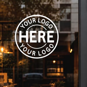 Könnte beinhalten: Ein kreisförmiger weißer Vinyl-Aufkleber auf einer Glastür. Das Design zeigt einen dicken kreisförmigen Rand mit dem Text "YOUR LOGO" oben und unten sowie dem Wort "HERE" in großen Großbuchstaben in der Mitte des Aufklebers.
