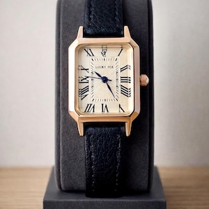 Può includere: Un set di tre tazze in ceramica con finitura opaca e macchiettata. Le tazze sono nei toni del crema, marrone chiaro e marrone scuro. Ogni tazza ha un design semplice e minimalista.