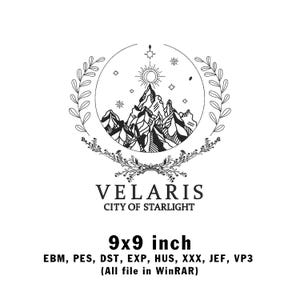 Può includere: Design grafico in bianco e nero con una catena montuosa, sole e stelle all'interno di una cornice circolare, con il testo "VELARIS CITY OF STARLIGHT". L'immagine misura 22,86 x 22,86 cm.