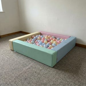 Può includere: Una tazza di ceramica bianca con un manico nero e la scritta "But First, Coffee" in stile scritto a mano. La tazza è su una superficie bianca. La tazza è alta circa 10 cm.