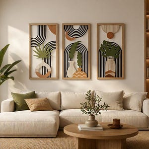 Peut inclure: Trois œuvres d'art murales encadrées avec des motifs abstraits de vases, de plantes et de formes géométriques dans un salon. L'œuvre présente des éléments noirs, blancs et orange. Un canapé sectionnel beige, une table basse ronde en bois et une grande plante en pot complètent le décor.