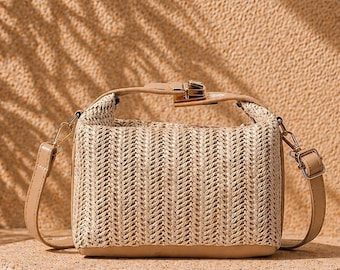 Bolsa transversal pequena de palha, bolsa de praia de verão em tecido bege.