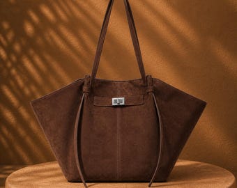 Bolsa tote grande de camurça marrom, ideal para o dia a dia, com alças finas e macias, perfeita para o trabalho ou como bolsa estilo boho chic.