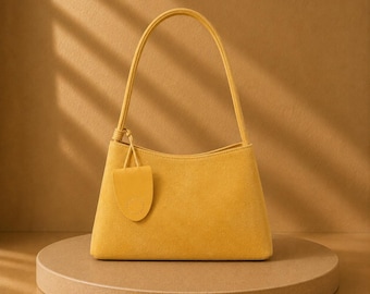 Bolsa de ombro feminina em camurça amarela, modelo minimalista retrô, ideal para usar debaixo do braço, perfeita para o dia a dia e como um presente sofisticado e elegante.