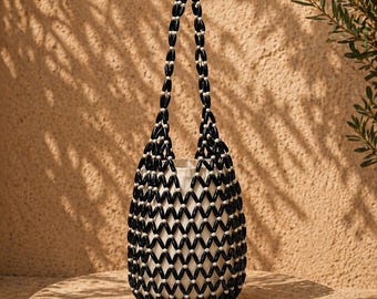 Bolsa de ombro estilo boho com contas de madeira feitas à mão.