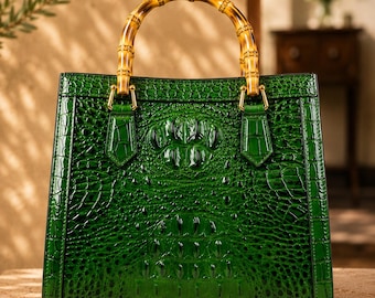 Bolsa tote de luxo em couro vegano verde, com alça de bambu, estilo clássico, com textura de crocodilo, ideal para presente feminino.
