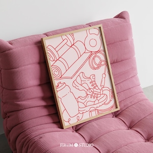 Puede incluir: Un estampado enmarcado con un dibujo lineal rojo de equipos de fitness, que incluyen pesas, una esterilla de yoga, zapatillas deportivas, una botella de agua y una cuerda para saltar. El estampado está sobre un fondo rosa claro y en un marco de madera. El estampado descansa sobre una silla de pana rosa.