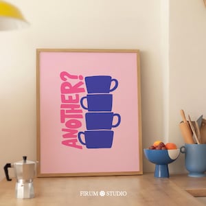 Peut inclure: Une affiche encadrée avec un fond rose présente quatre silhouettes de tasses à café bleues empilées verticalement. Le mot "ANOTHER?" est écrit en rose. L'affiche est dans un cadre en bois brun clair. L'affiche est sur une surface en bois.