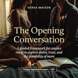 Könnte beinhalten: Buchcover mit dem Titel "The Opening Conversation" in großer, eleganter Schrift. Das Cover zeigt ein Paar in einer schwach beleuchteten Umgebung, mit Text, der darauf hinweist, dass es sich um einen Leitfaden für Paare handelt. Das Verax Maison-Logo befindet sich oben.