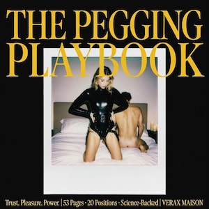Könnte beinhalten: Das Cover von "The Pegging Playbook" zeigt eine Frau in einem schwarzen Body und Geschirr, mit einem Mann im Hintergrund. Der Titel ist in goldenen Buchstaben gehalten. Das Bild ist vor einem schwarzen Hintergrund. Der Text unten lautet: Trust. Pleasure. Power. | 53 Pages 20 Positions - Science-Backed | VERAX MAISON.