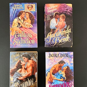 Pode incluir: Quatro romances românticos vintage são exibidos em um fundo preto. As capas apresentam ilustrações de casais se abraçando, com títulos como "Endless Seduction" e "Jacaranda Bend". Os livros têm obras de arte coloridas e românticas.